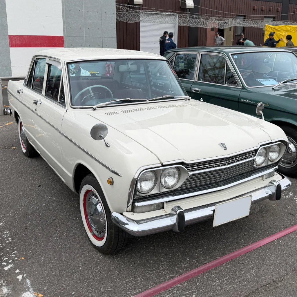 日産セドリック130型ホワイト