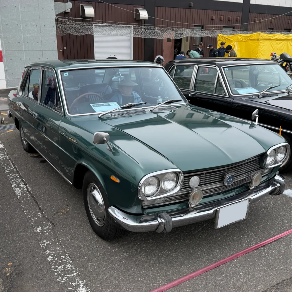 日産セドリック130型ダークグリーン