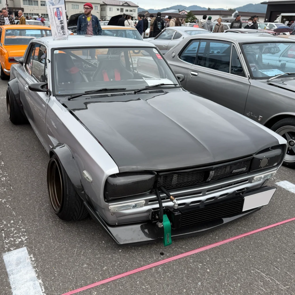 B — 03
Full Custom
C10 Skyline — Heavy Build
Silver × Carbon / Stance Build