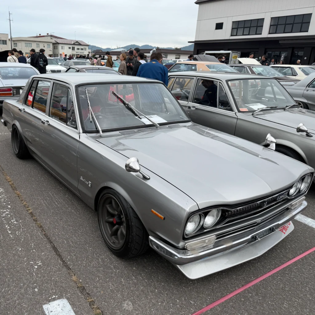 B — 05
4-Door Sedan
C10 Skyline — 4-Door Sedan
GC10 2000GT / Silver Gray