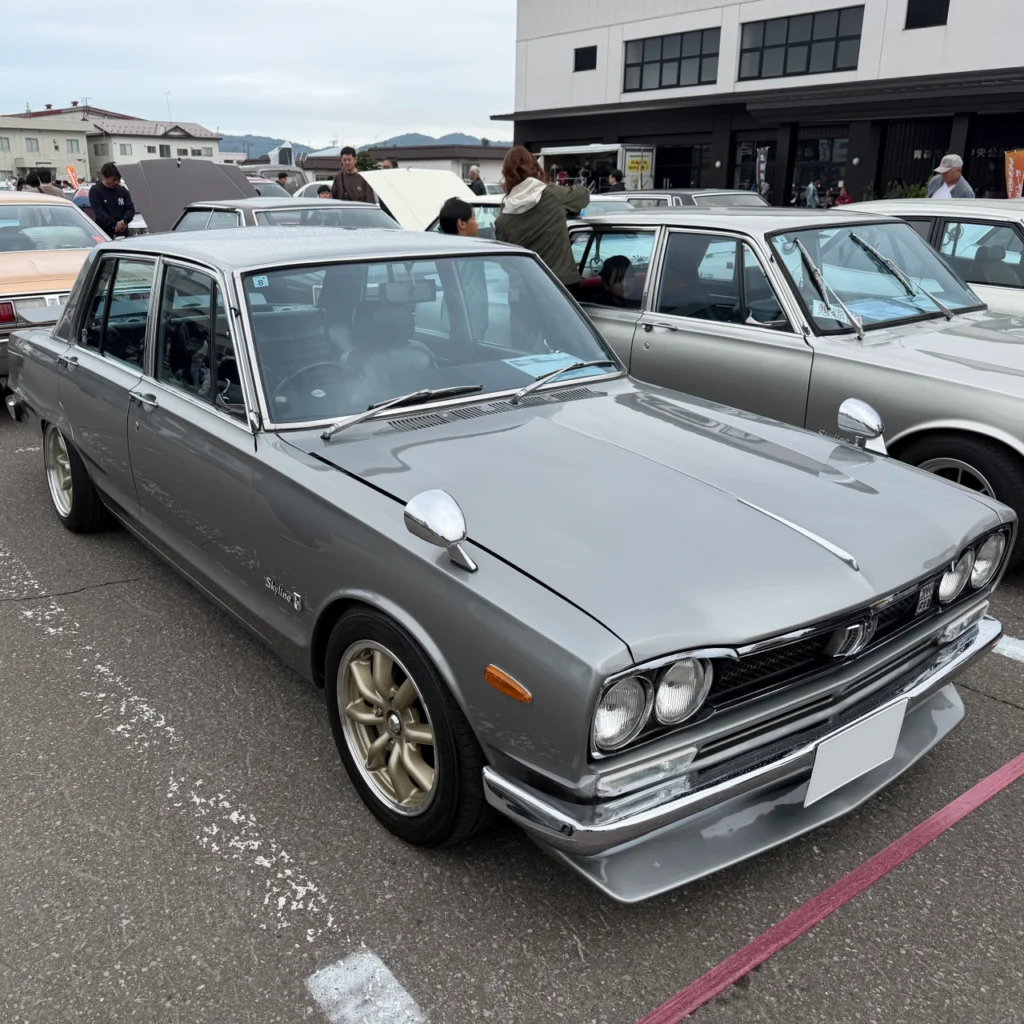 B — 07
4-Door Sedan
C10 Skyline — 4-Door Sedan
GC10 / Gray × Gold Wheel