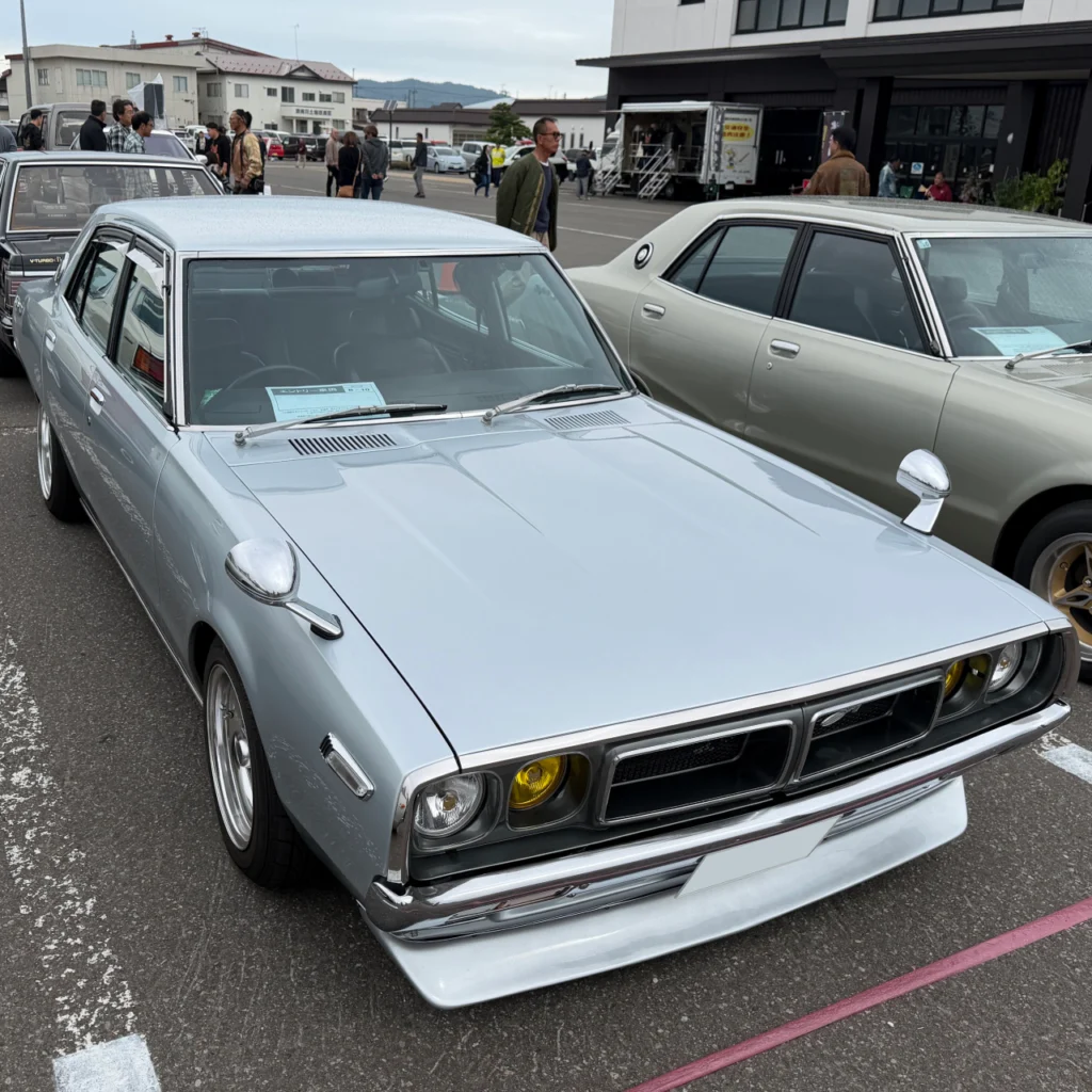 B — 10
Kenmeri
C110 Skyline — 4-Door Sedan
GC110 / Light Blue × Yellow Fog