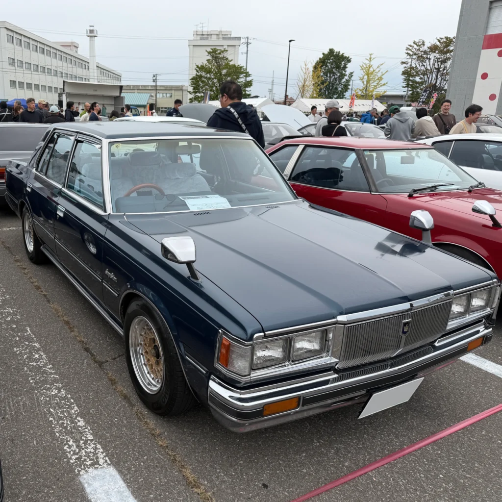 トヨタ クラウン MS110（ネイビー）　E-07