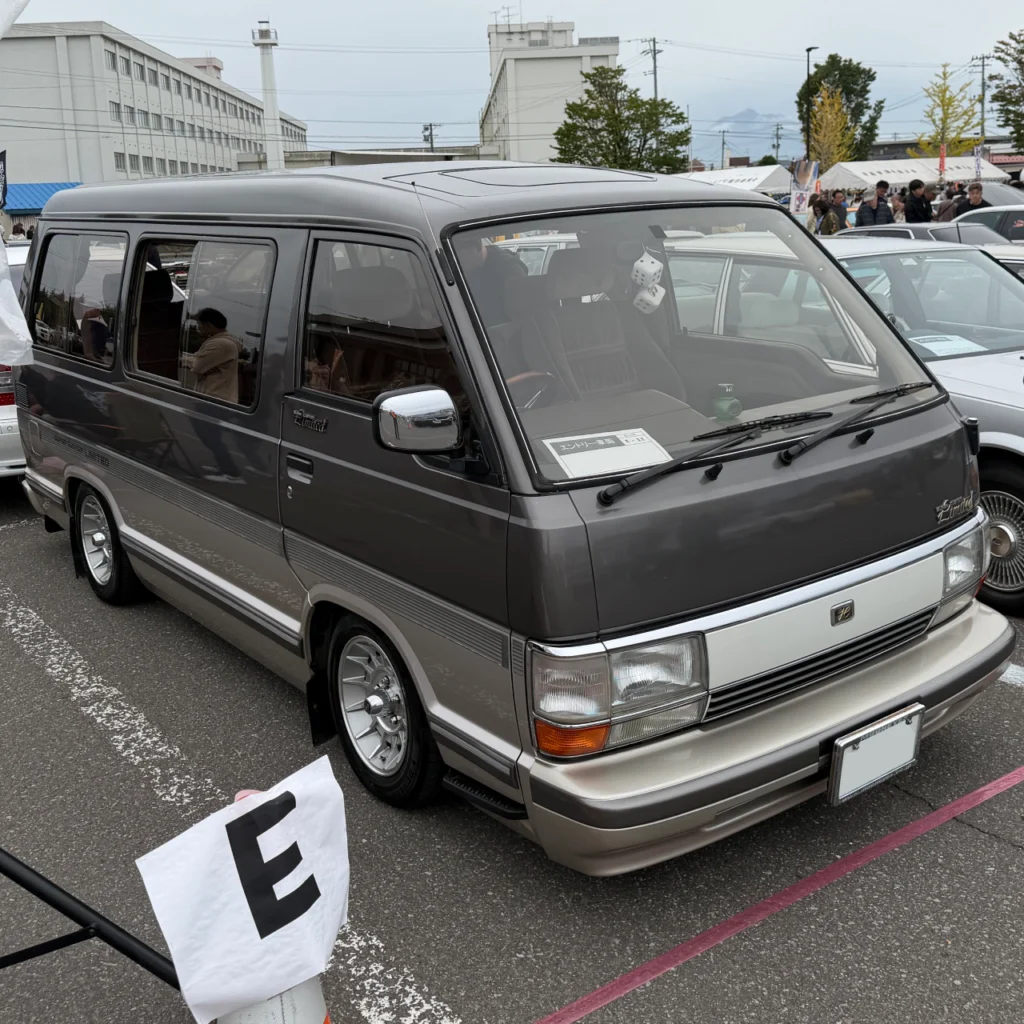 トヨタ ハイエース YH51G（ブロンズ×グレー）　E-11
