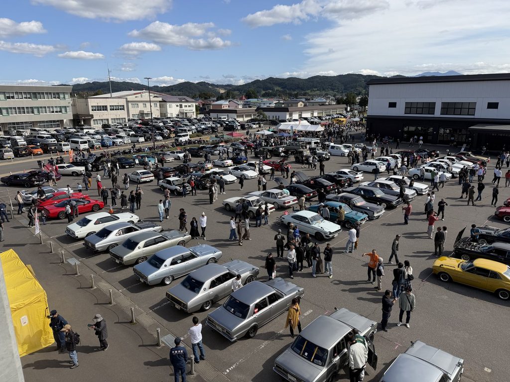 会場いっぱいの車両と人