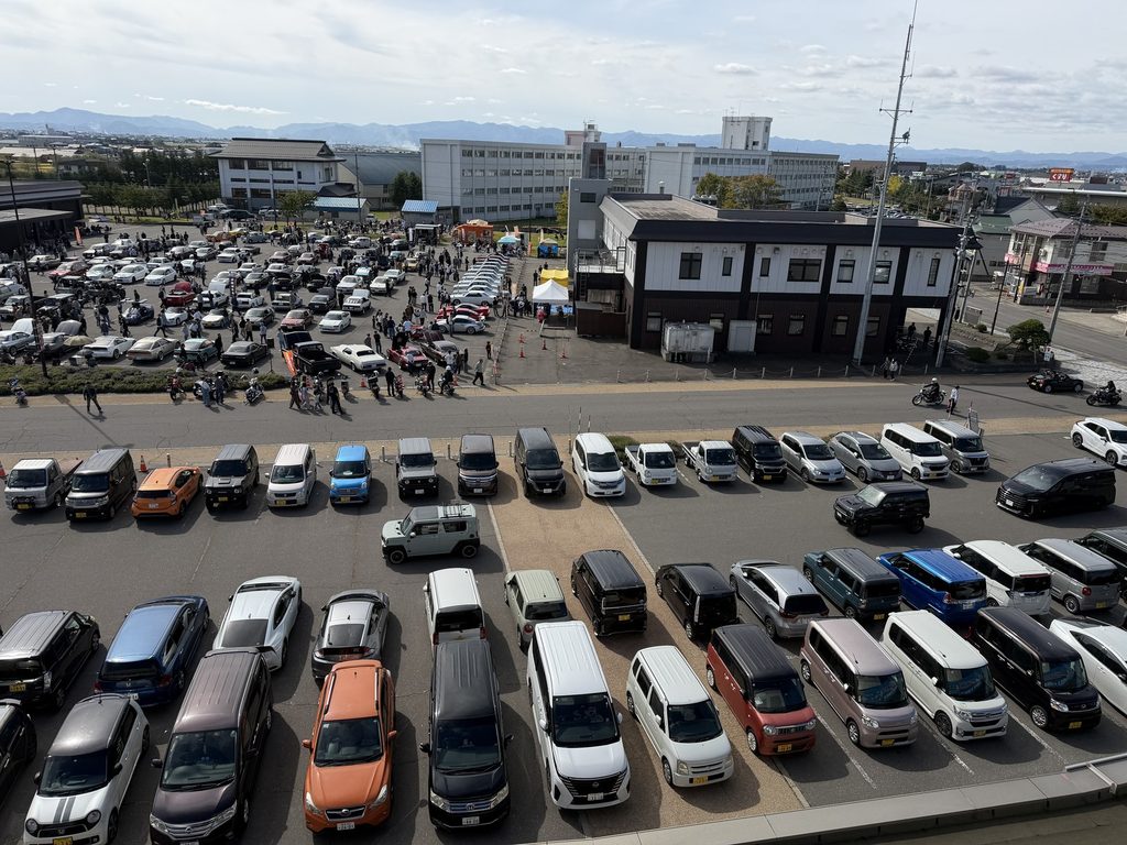 満車となった駐車場(浪岡庁舎の屋上から)