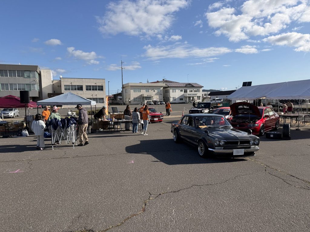 自走で入場する出展車両