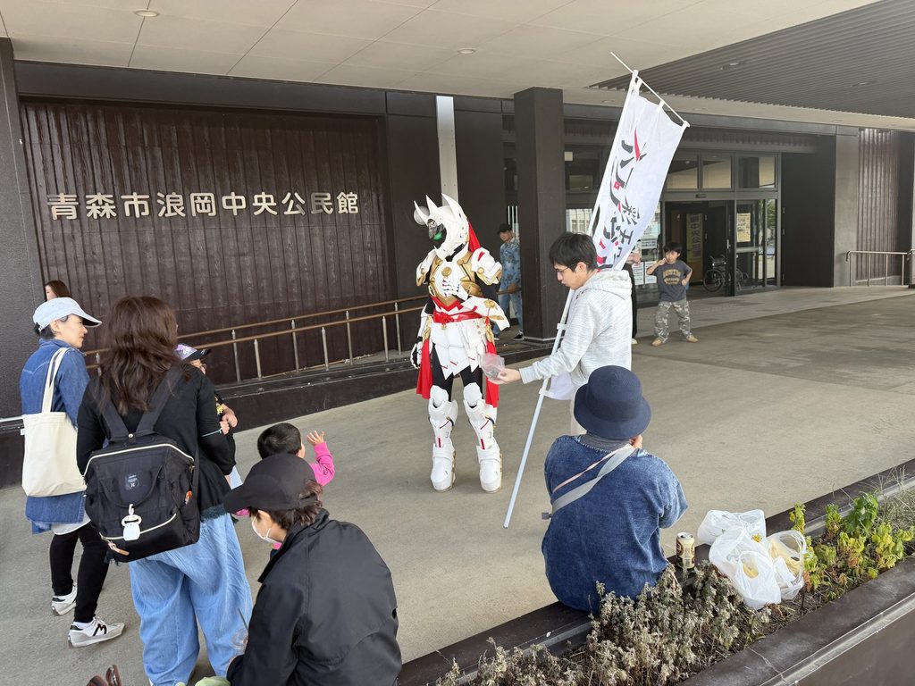 公民館前に登場した、彩天のネプテヴィオン
